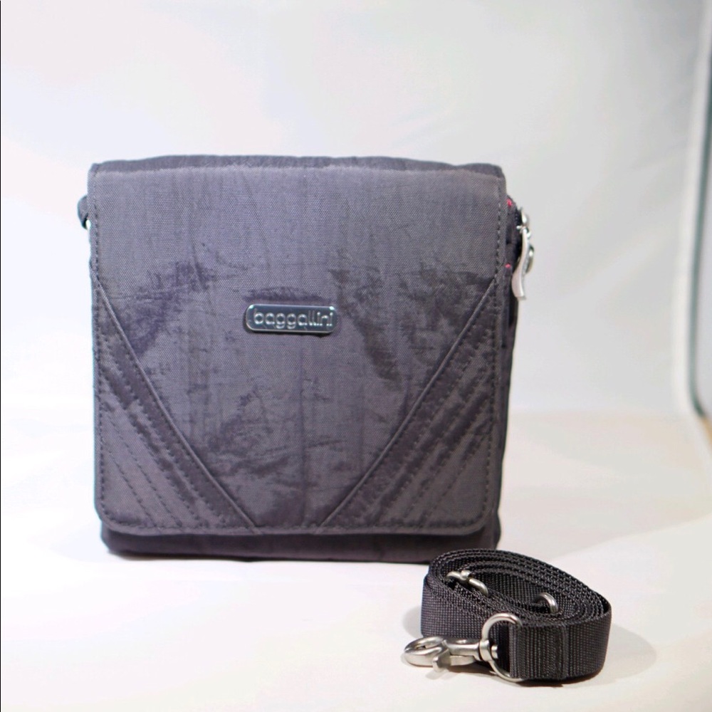 Small baggallini cross body purse